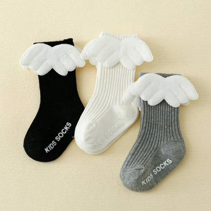 Wing Decor Letter Graphic Baby Socks